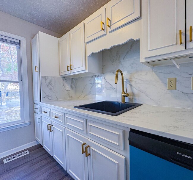 Building Photo - 3 Bedroom 2 Bathroom Home- Small Pets Okay