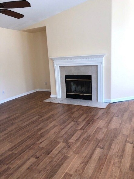 Building Photo - 1047 Pk Vw Dr