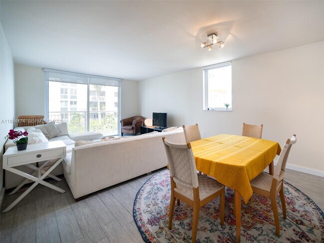 Building Photo - 1665 Bay Rd