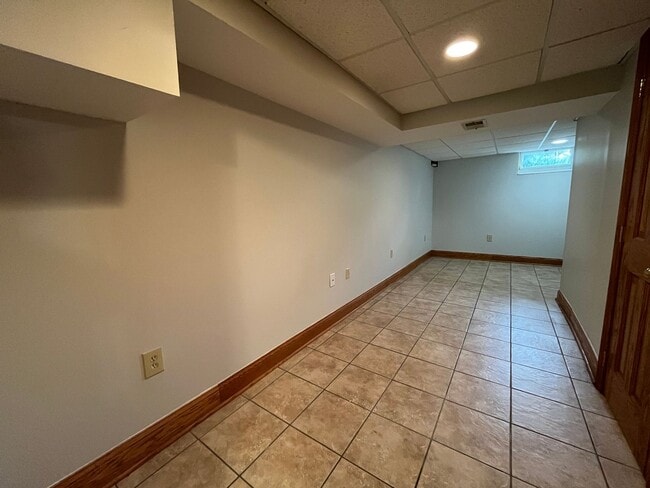 Building Photo - **RIVERFRONT 4-BEDROOM/2-BATH WITH 4-CAR GARAGE, FULL BASEMENT!!**