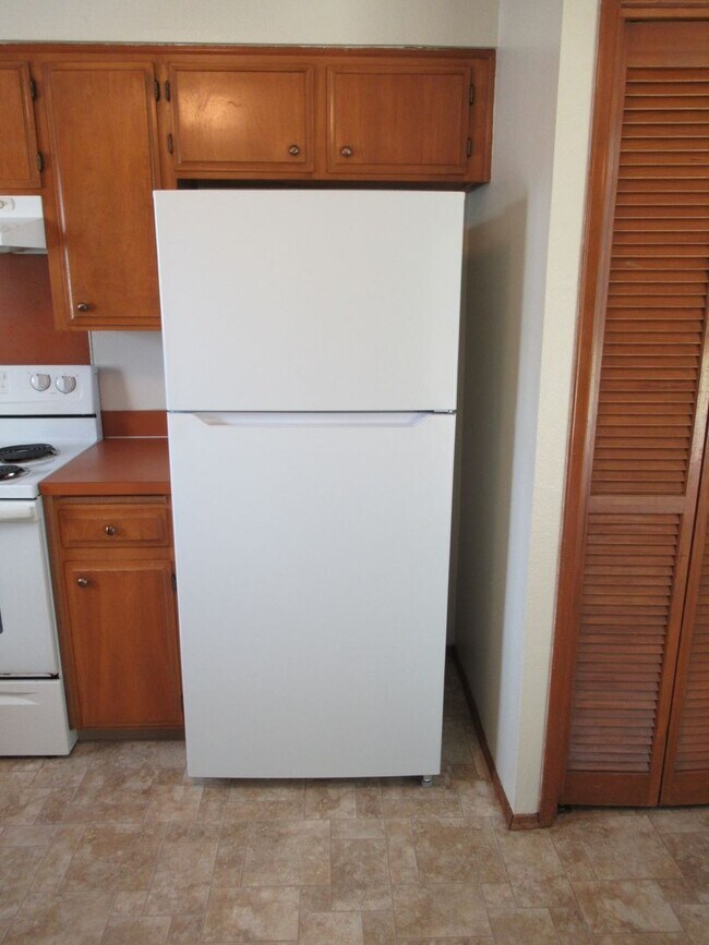 Building Photo - Large 2 bedroom w/ Garage