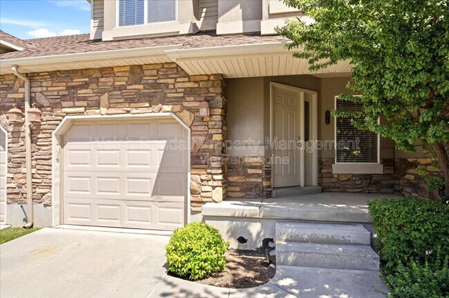 Building Photo - 672 E Clearwater Dr N