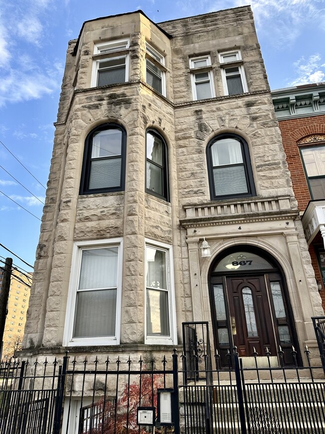 Building Photo - 867 E Pershing Rd