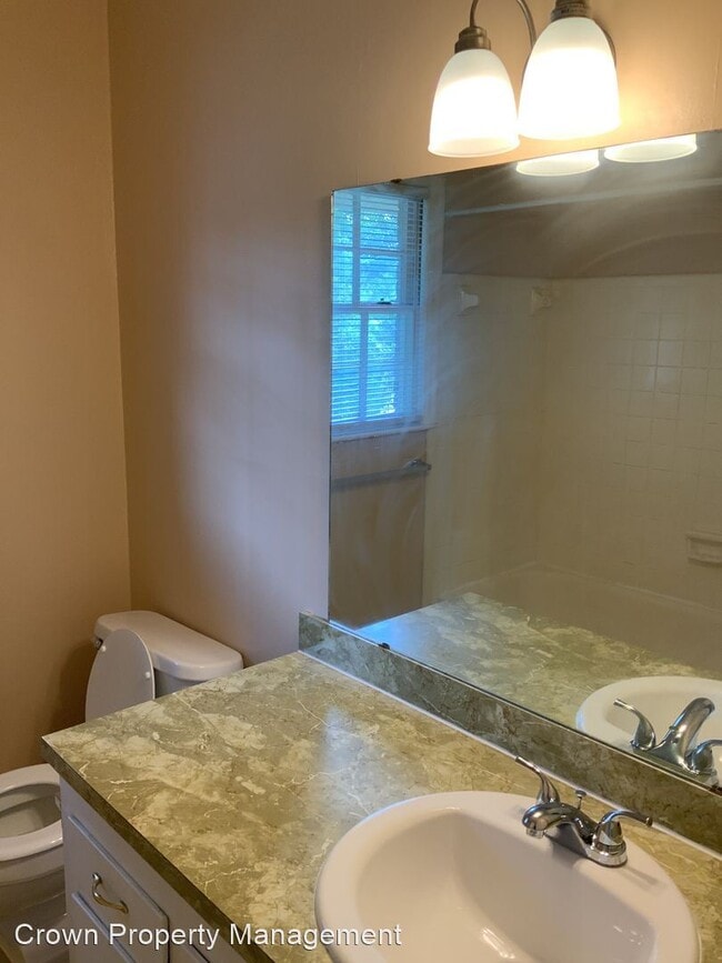 Building Photo - 2 br, 1.5 bath House - 315 Oak Drive