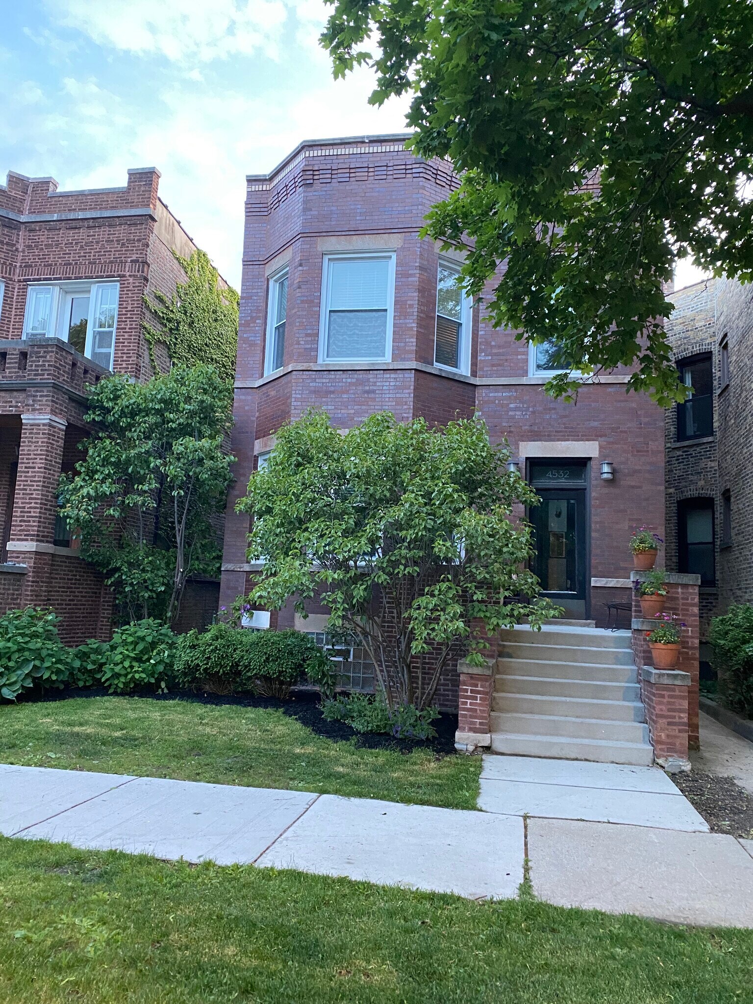 Building Photo - 4532 N Albany Ave