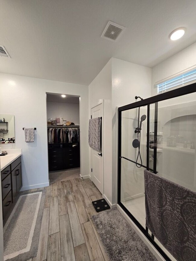 Building Photo - 3 Bedroom, 2 Bath Available Plus a Den!!! ...