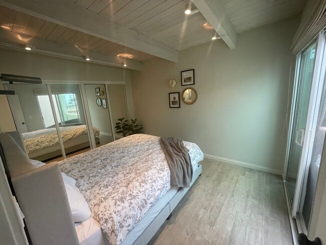 Building Photo - PET FRIENDLY Property! Sunning 1 Bedroom 1...