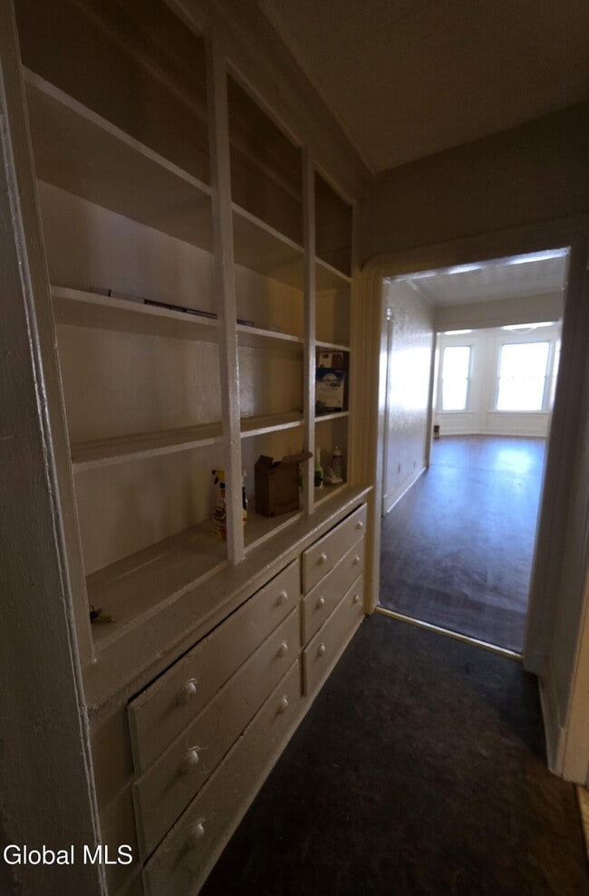 Building Photo - 918 Delamont Ave