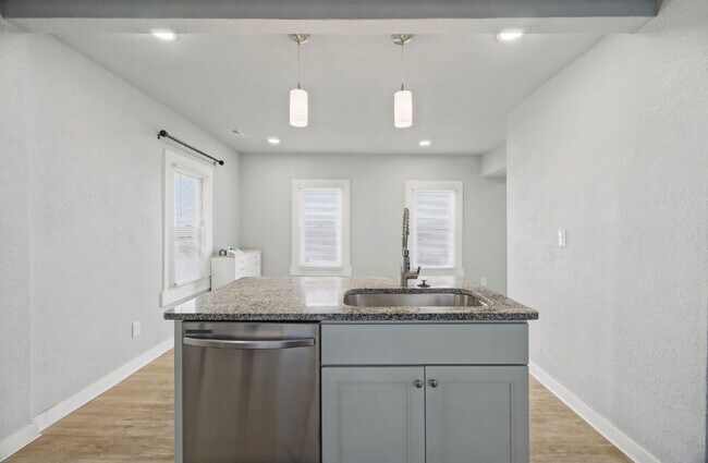 Building Photo - 3 Bed 1.5 bath Updated House Fenced yard -Pets