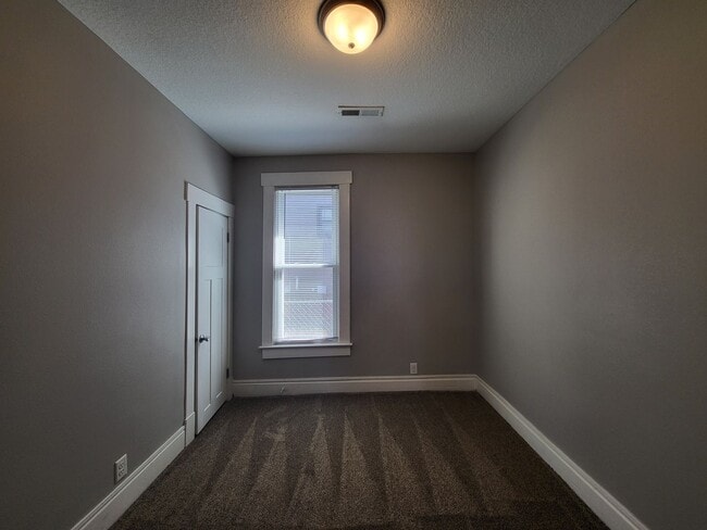 Building Photo - 2 Bedroom, 1 Bathroom Home!