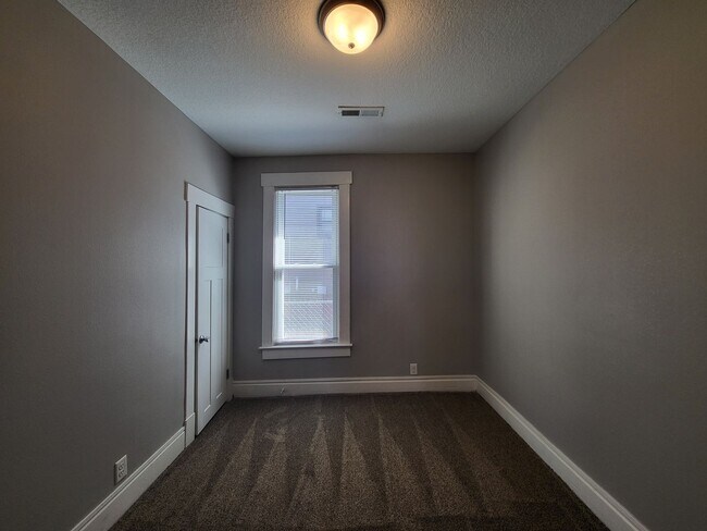 Building Photo - Spacious corner lot home with great natural light!