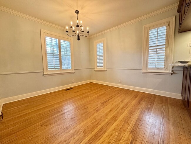 Building Photo - 5 Bedroom Home Between 12 South and Oak Hill