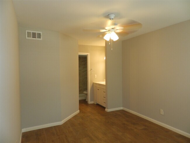 Building Photo - 704 Memorial Mews St