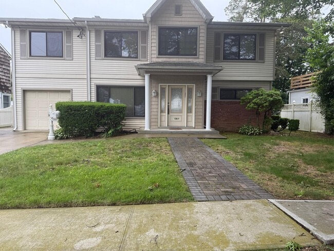 Building Photo - 1357 Kew Ave