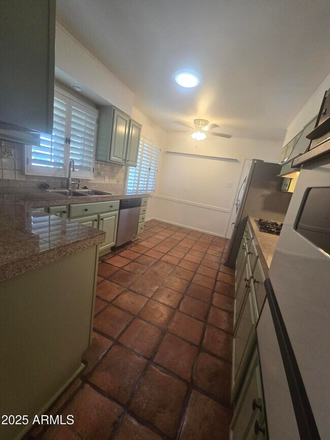Building Photo - 6923 E Rancho Vista Dr