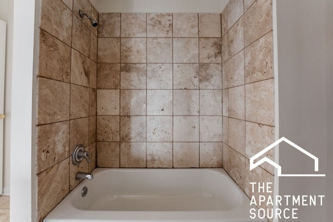 Building Photo - HUGE 1BR/1BA Close to Blue Line, Pet Friendly