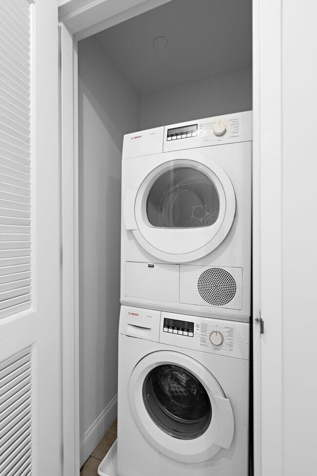 Building Photo - 1700 Park Ave