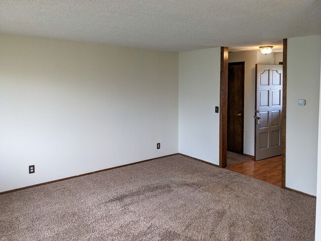 Building Photo - 1613 River Rock Dr NE