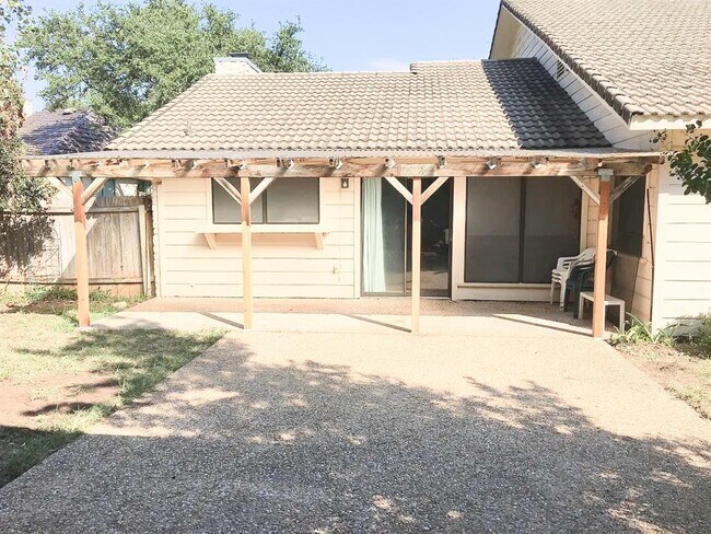 Building Photo - 709 Show Low Ct
