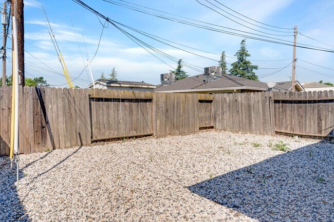 Building Photo - Updated Orangevale Duplex with Private Yard and Garage!