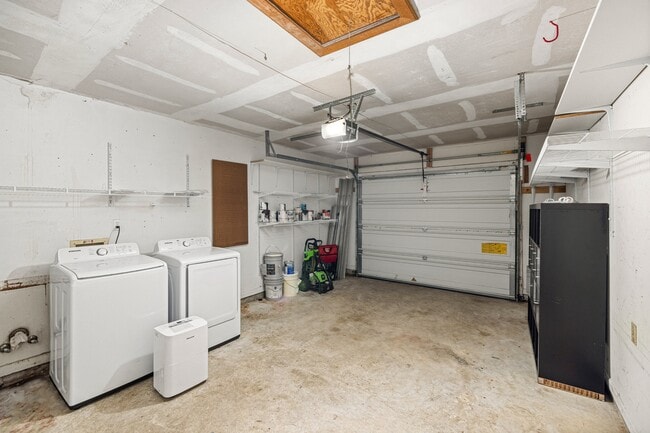 Building Photo - 310 Goldenrod Ct