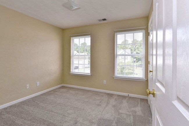 Building Photo - Spacious & Updated Hampton Home