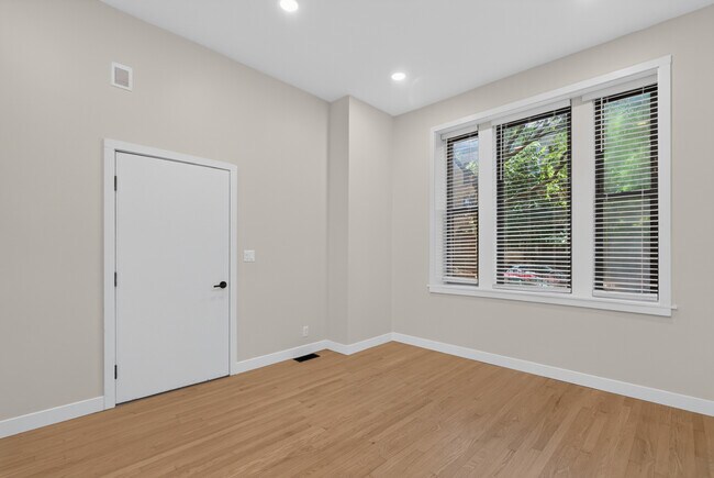 Building Photo - 2132 W Potomac Ave