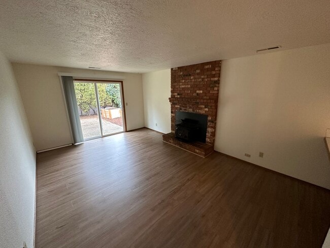Building Photo - Three Bedroom Home in South Salem