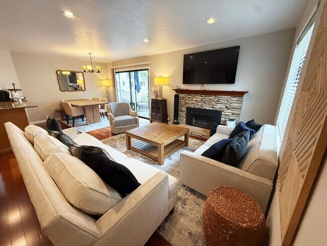 Building Photo - Beautifully Furnished 2 Bed/2.5 Bath Townhome in the Desirable Woodlands of La Jolla