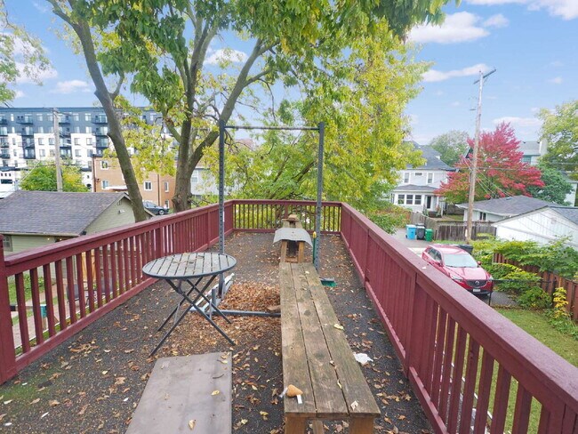 Building Photo - 3 Bedroom in the Heart of Uptown (Pets welcome)