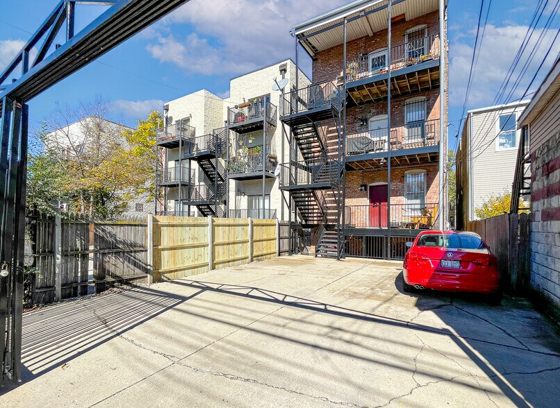 Building Photo - 2613 W Evergreen Ave