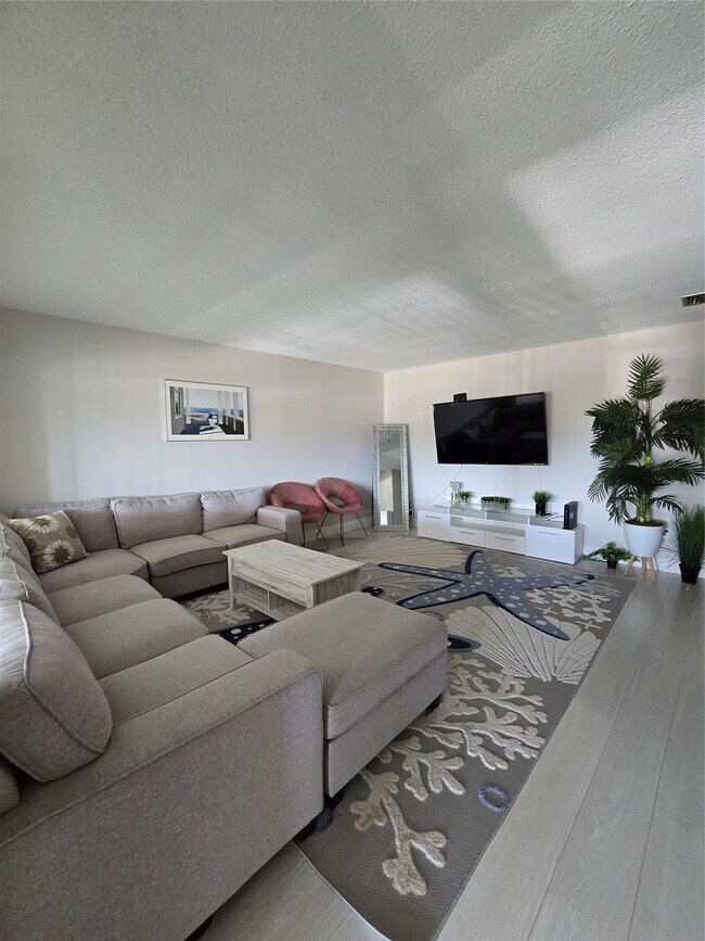 Building Photo - 2109 NE 68th St