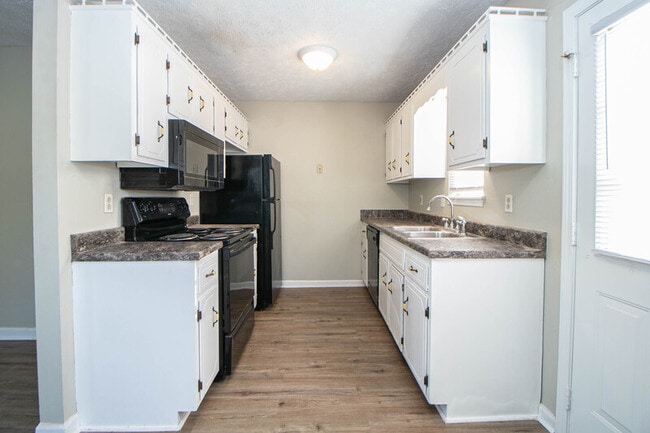 Building Photo - 670 Artic Ave