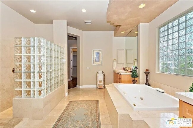 Building Photo - 46 Vista Encantada