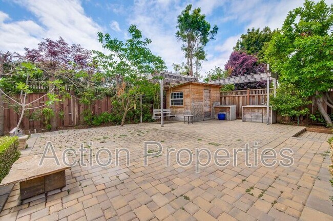 Building Photo - 450 Juanita Way