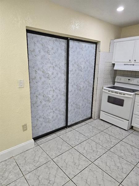 Building Photo - 5461 SW 38th Ct