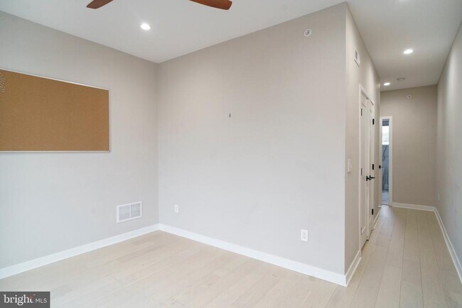 Building Photo - 1449 N Myrtlewood St