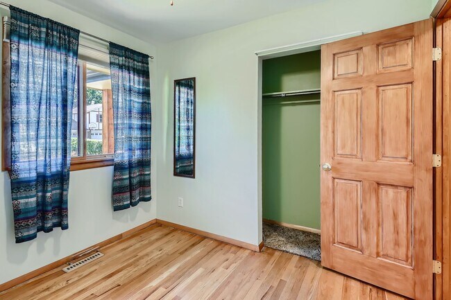 Building Photo - Sun Filled 4B/2.5B in Table Mesa - Availab...