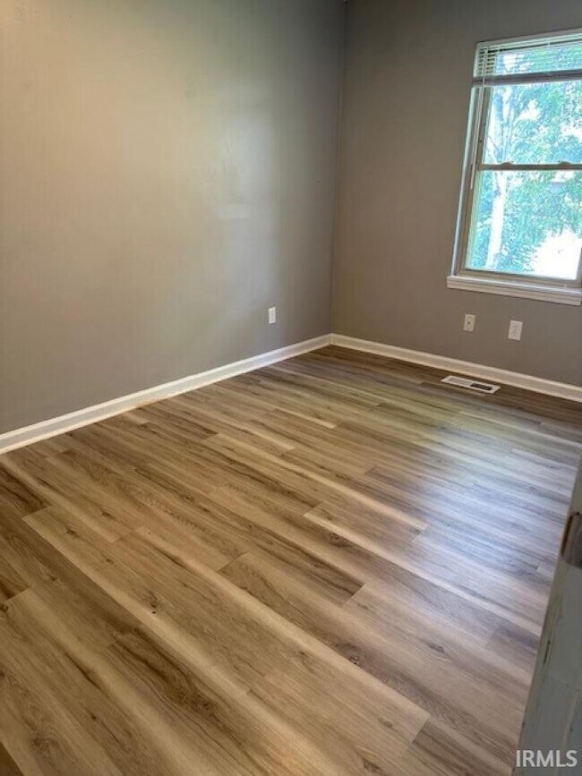 Building Photo - 1326 N Woodburn Ave