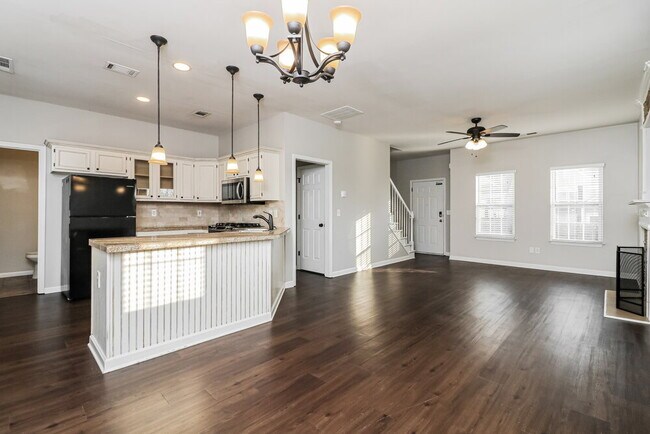 Building Photo - 228 Woodland Way