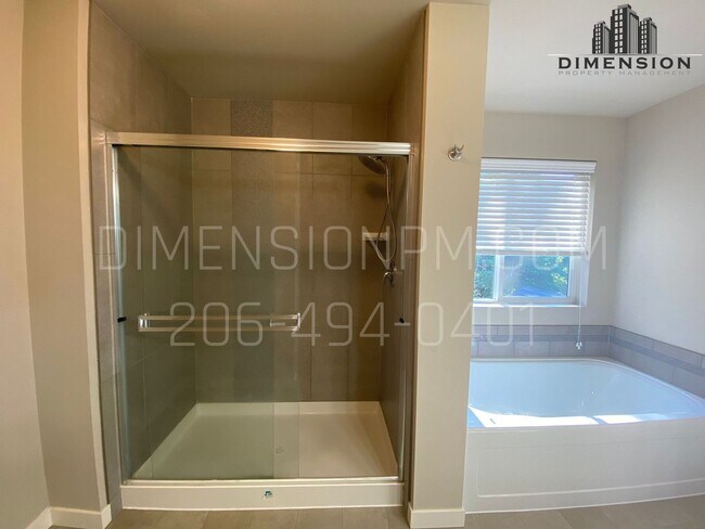 Building Photo - Spacious 4 Bed, 2.5 Bath Home with Garage ...