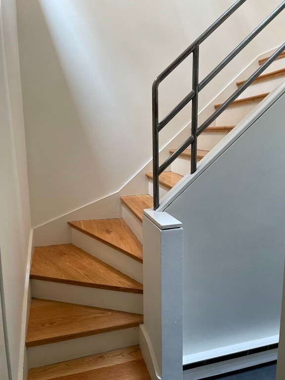 Building Photo - 33 Lawrence St