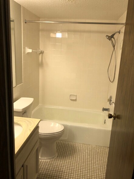 Building Photo - 825 Old Settlers Trl