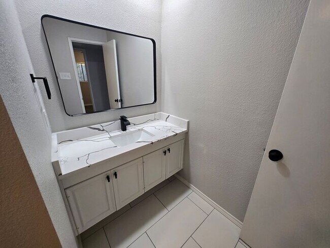 Building Photo - Hilltop 3 Bedroom, 2 Bath, 2 Car Garage Pr...