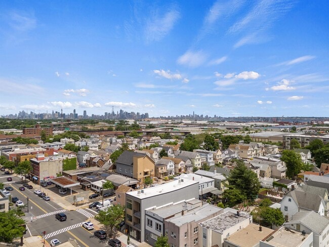 Building Photo - 952 Broadway