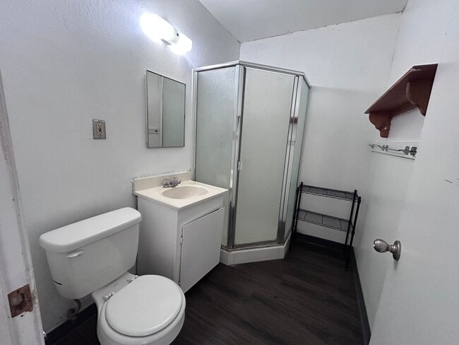Building Photo - 3bd 2 ba home, great location