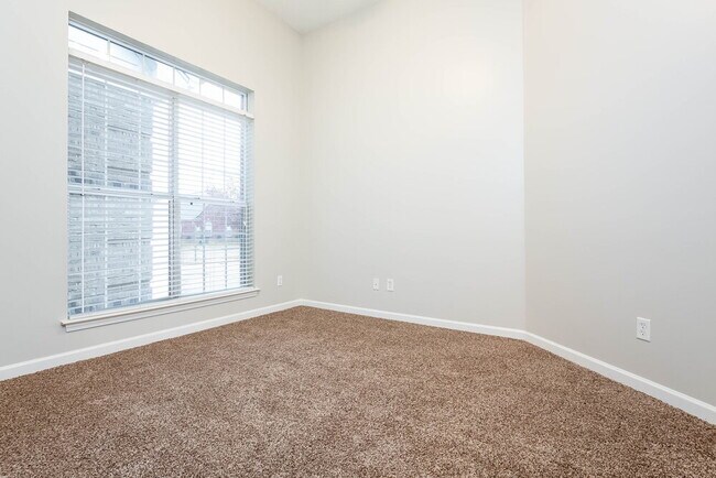 Building Photo - 735 Classic Dr S