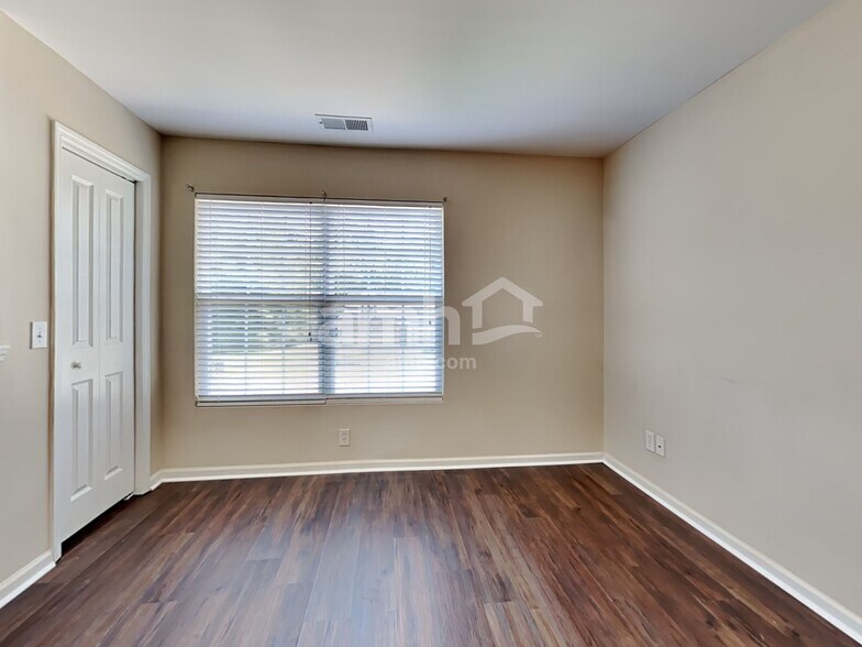 Building Photo - 910 Laurel Oaks Ln