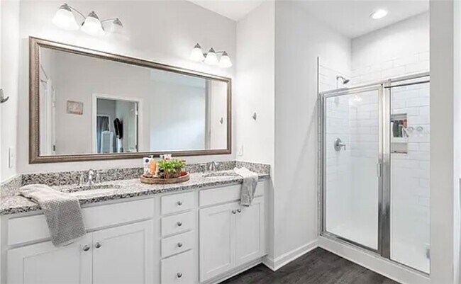 Building Photo - 490 Twin View Dr
