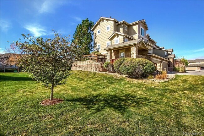 Building Photo - Stunning 3 bedroom townhome!